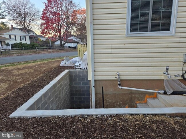 Building Photo - 901 Redbud Ln NE