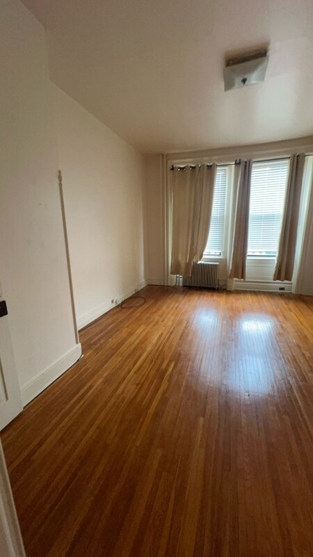 Foto del edificio - 228 N Duke St