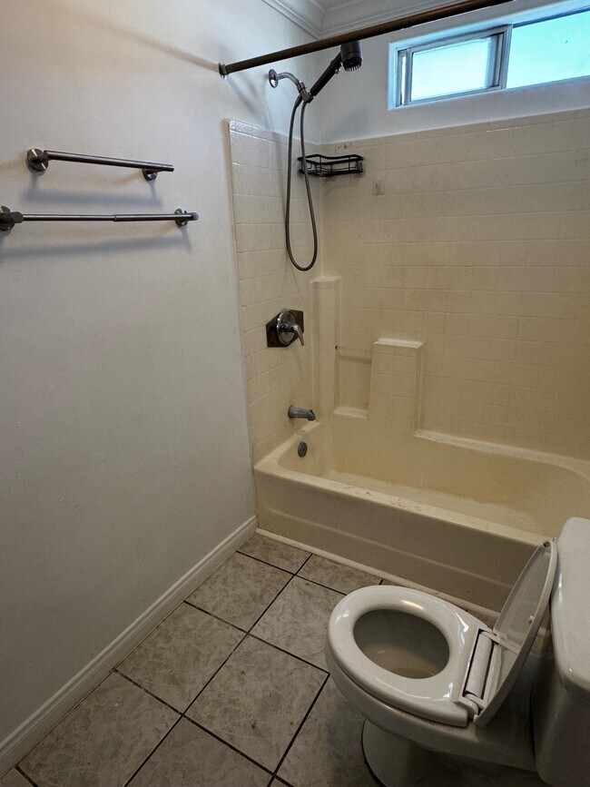 Baño - 11041 Leadwell St