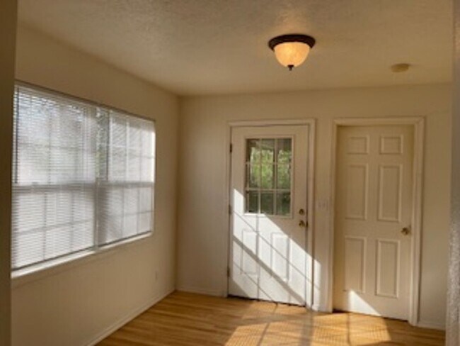 Building Photo - 3 Bedroom, 2 Bathroom Duplex!