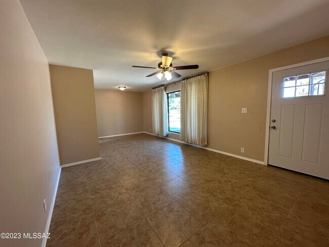 Foto del edificio - 2530 N Van Buren Ave