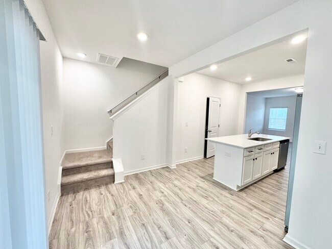 Foto del edificio - beautiful 2 br 2.5 ba townhome with covered front porch close to I-85