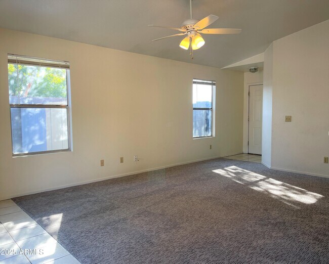 Foto del edificio - 8811 N 5th St