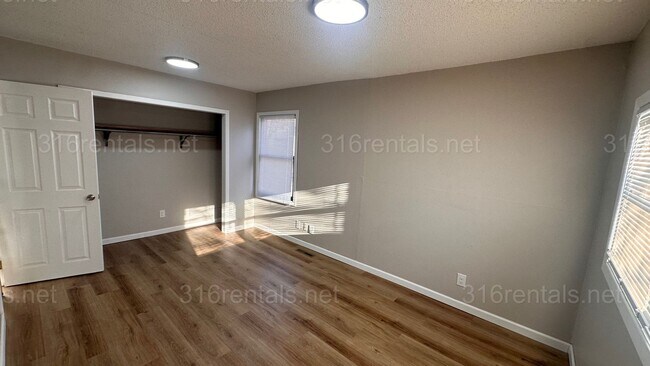 Building Photo - $1150- 3 bed 1 bath - Single Family Home with a fenced back yard!