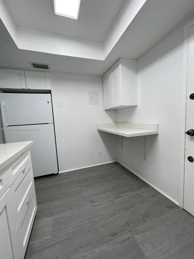 Foto del edificio - 1400 NE 169th St