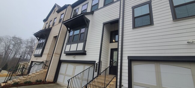 Building Photo - Modern, Spacious 3-Level Townhome in Vibra...