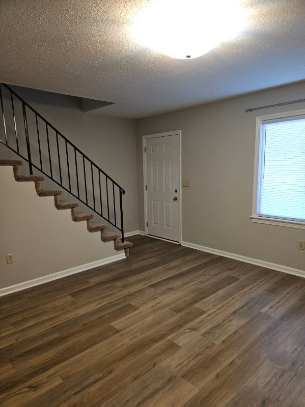 Building Photo - 491 Falls Ave