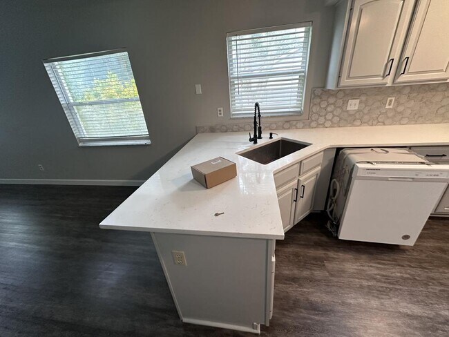 Foto del edificio - 8722 Village Green Blvd