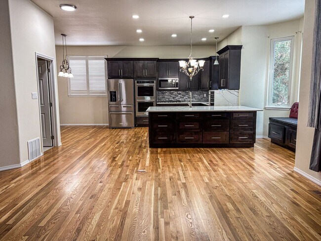 Foto del edificio - Spacious 4-bedroom, 3-bathroom home located in the Deer Run neighborhood