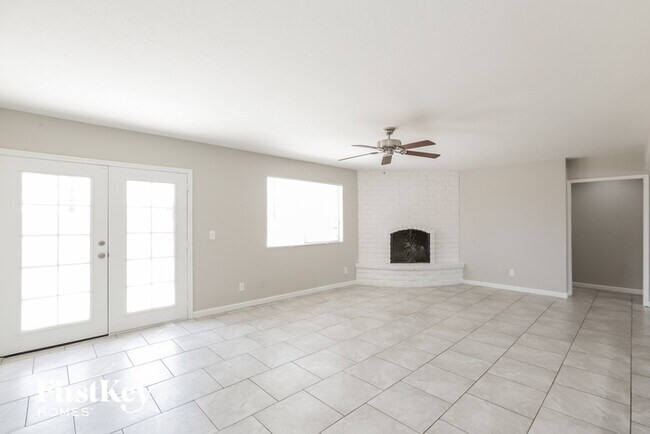 Foto del edificio - 10437 W Campbell Ave