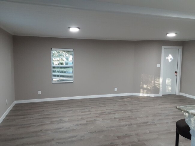 Building Photo - Beautiful, newly remodeled interior