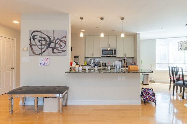 Building Photo - Charming 3 Bedroom-No Broker Fee