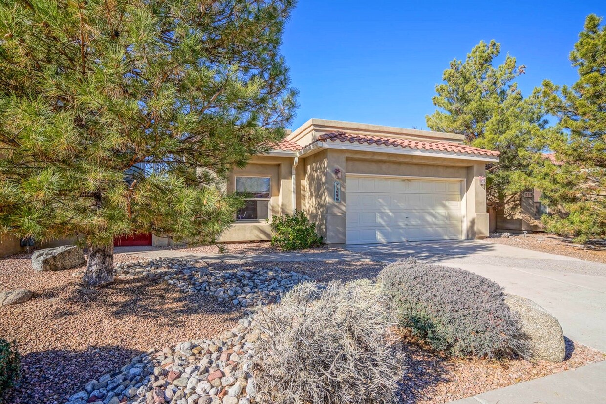 Primary Photo - Large 3 Bedroom 2 Bathroom Home In The NE!