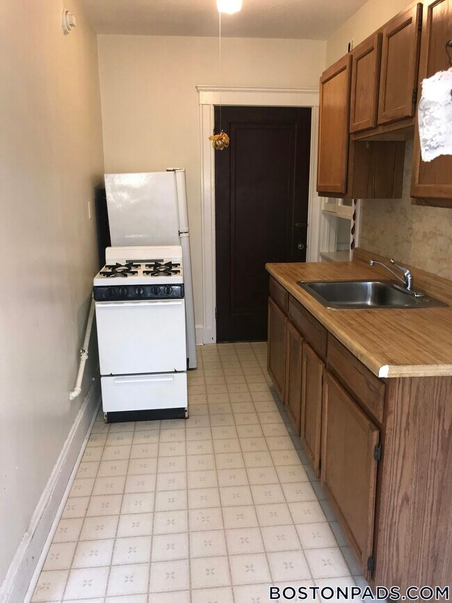 Building Photo - 53 Fellsway W