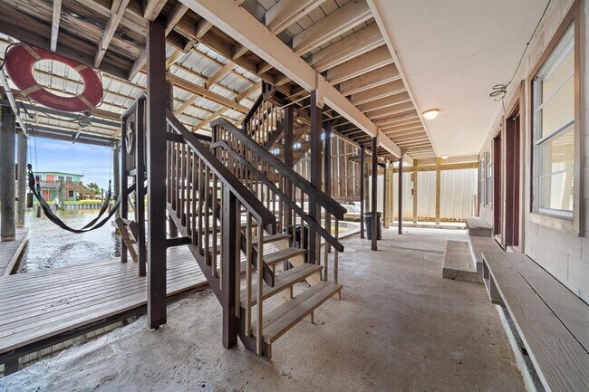 Building Photo - 220 Marine Way