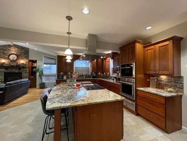 Foto del edificio - Exquisite remodeled 3BR den, 2 1/2 bath ho...