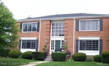 Building Photo - 780 E Fox Hills Dr