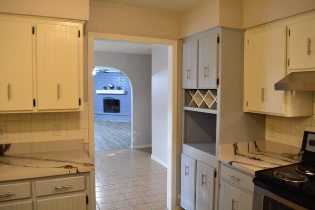 Foto del edificio - 6211 Belpree Rd