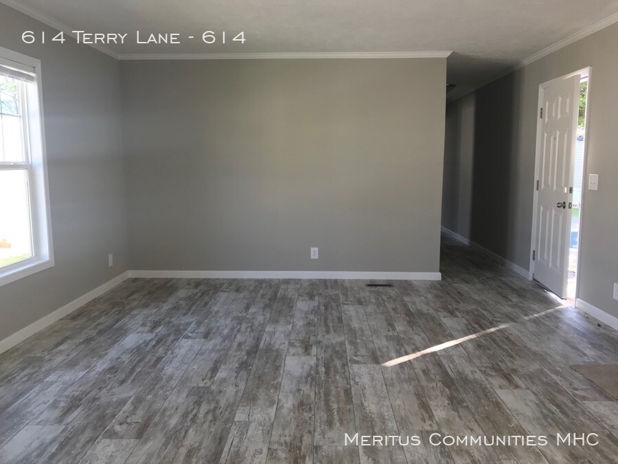 Foto principal - 614 Terry Ln
