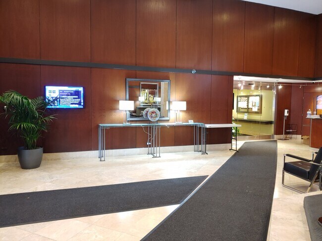 Foto del edificio - 5100 N Marine Dr