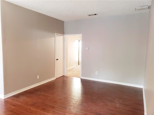 Building Photo - 5620 Live Oak St