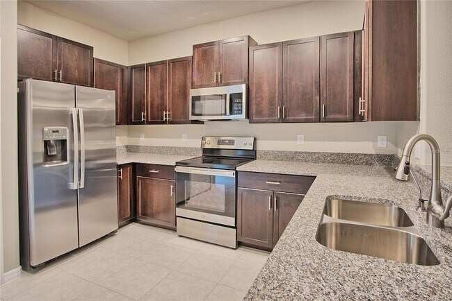 Foto del edificio - 10490 Shady Preserve Dr