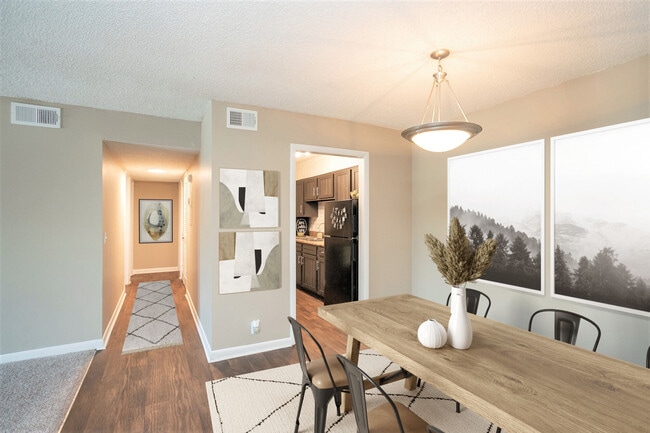 Foto del edificio - The Village at Crestview Apartments