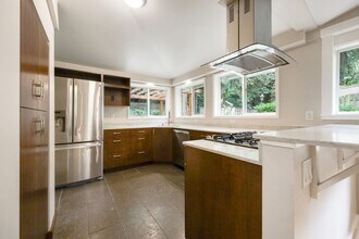 Building Photo - 2909 SW Upper Dr