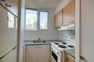 Building Photo - 1975 Maisonneuve Blvd W