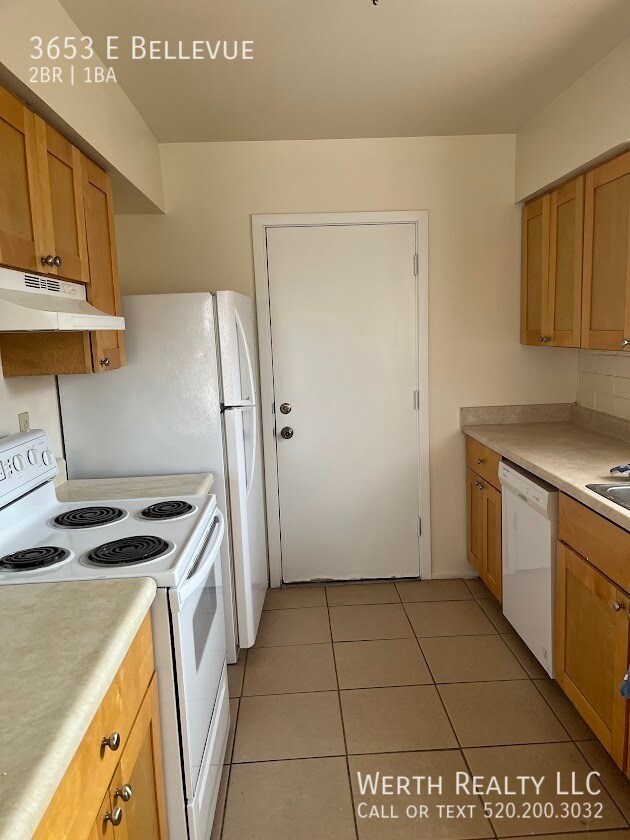Building Photo - 2 bed/ 1 bath duplex with yard!