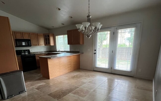 Building Photo - Three Bedroom Two Bath In Park East Subdivision