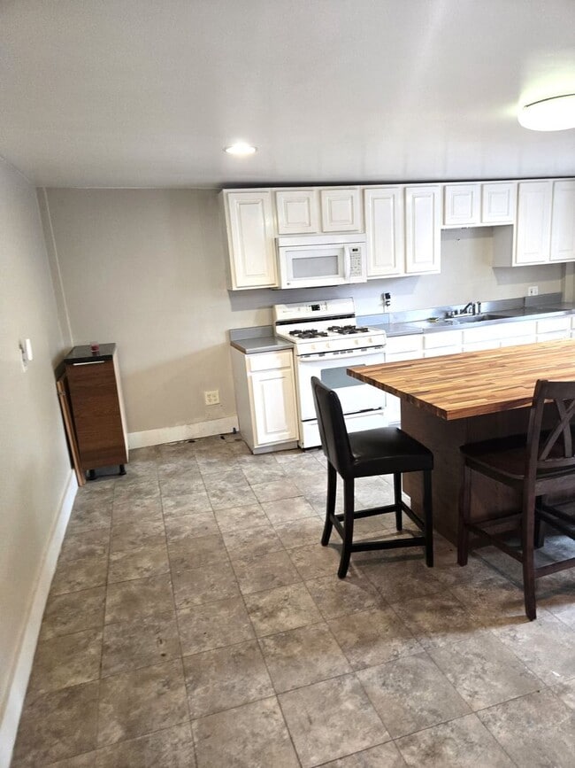 Foto del edificio - 363 Waterman Ave