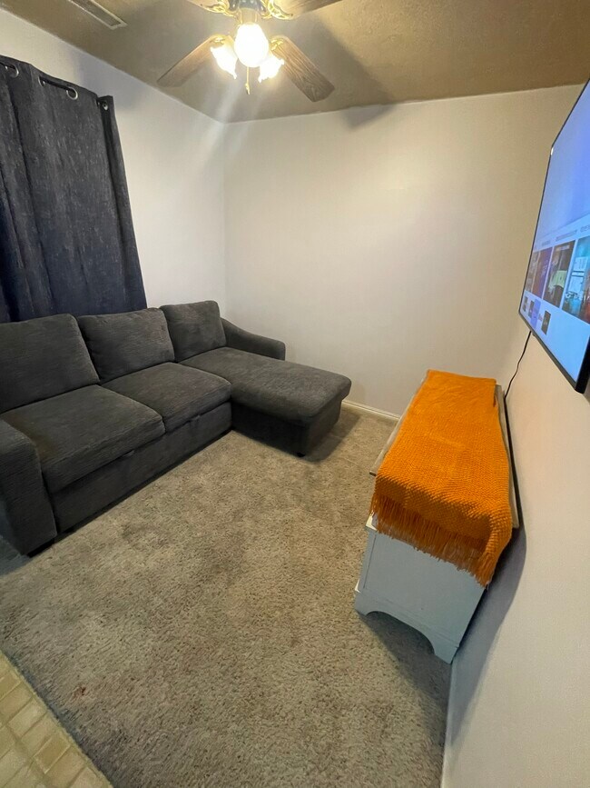 Sala de estar amueblada - 3179 E Snowy Owl Rd