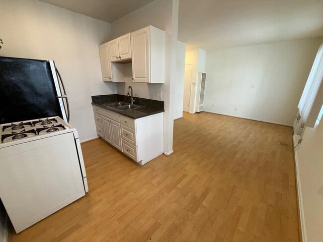 Building Photo - 1248 N Las Palmas Ave
