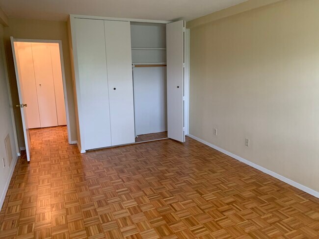 Bedroom - 123 S Adelaide Ave