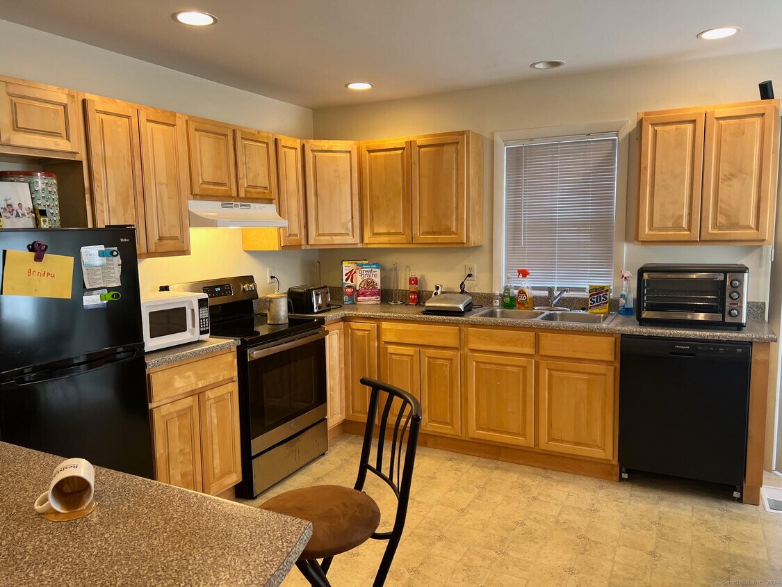 14 Old Fitch Hill Rd Unit B, Montville, CT 06382 Condo for Rent in