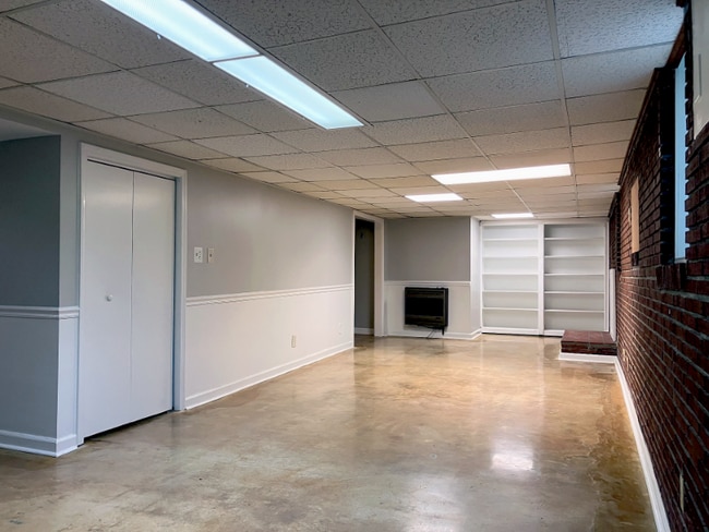 Building Photo - 1638 Delia Dr