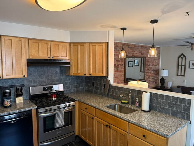 Building Photo - 39 Thomas Ave