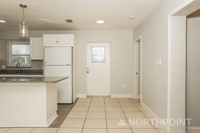 Foto del edificio - Alluring  Single Family Home | 3 BR/2BA | Front and Backyard!