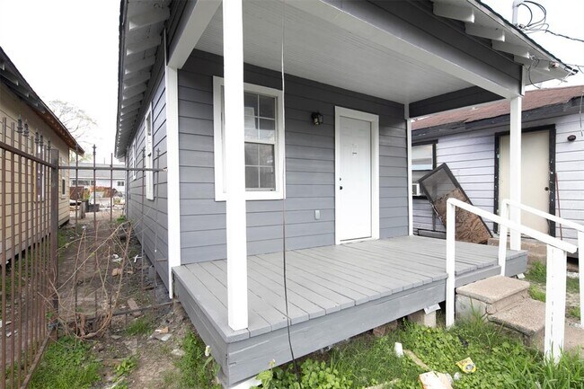 Building Photo - 1321 Bayou St