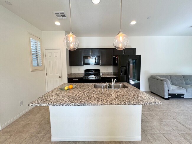 Foto del edificio - BEAUTIFUL TOWNHOME IN CADENCE!