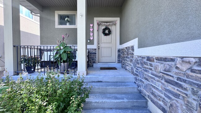 Building Photo - 5213 W Fortrose Dr
