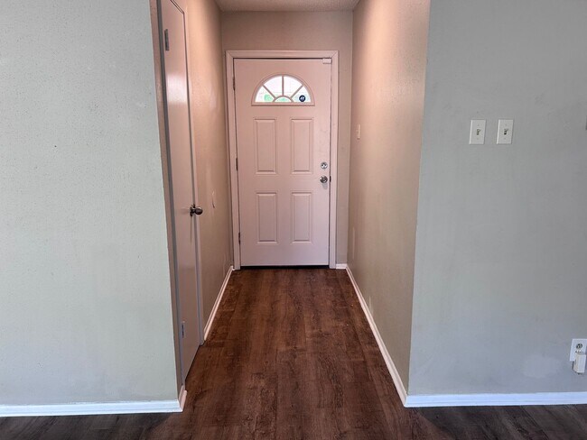 Foto del edificio - Charming Family Home with Spacious Backyar...