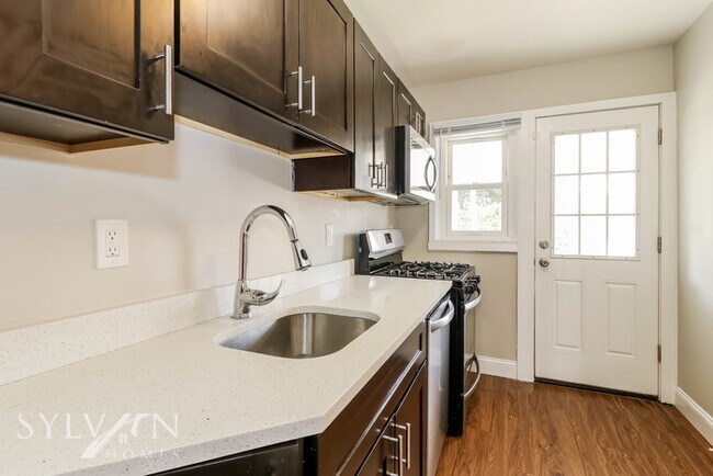 Building Photo - Enjoy living the good life in this 3 bedro...