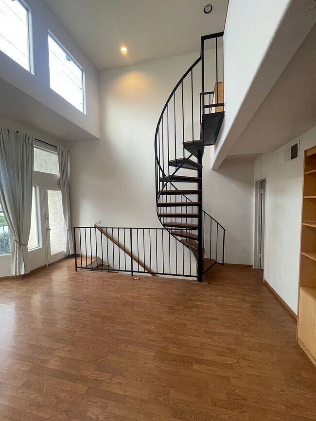 Foto del edificio - Point Loma 3 Bedroom 2 1/2 Bath Loft Style Townhome