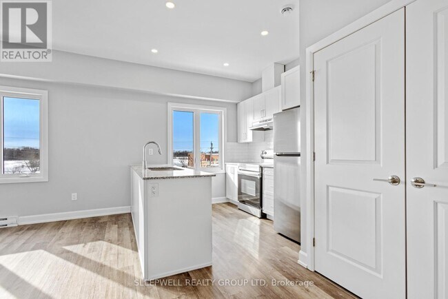 Photo du bâtiment - 979 N Russell Rd