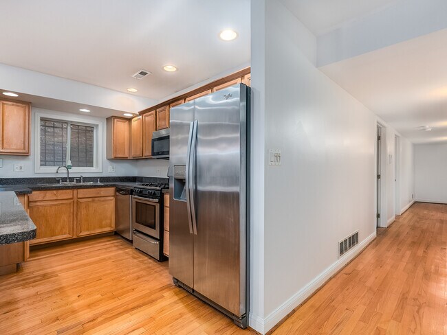 Foto del edificio - 6719 S Cornell Ave