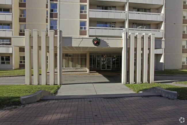 Photo du bâtiment - 2233 - 2235 Hurontario Street