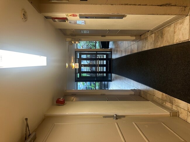 Building Photo - 1415 W Lunt Ave