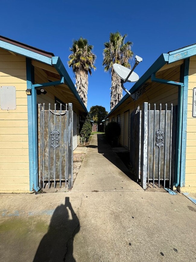 Photo - Great Location! 3BD and 2BA. House